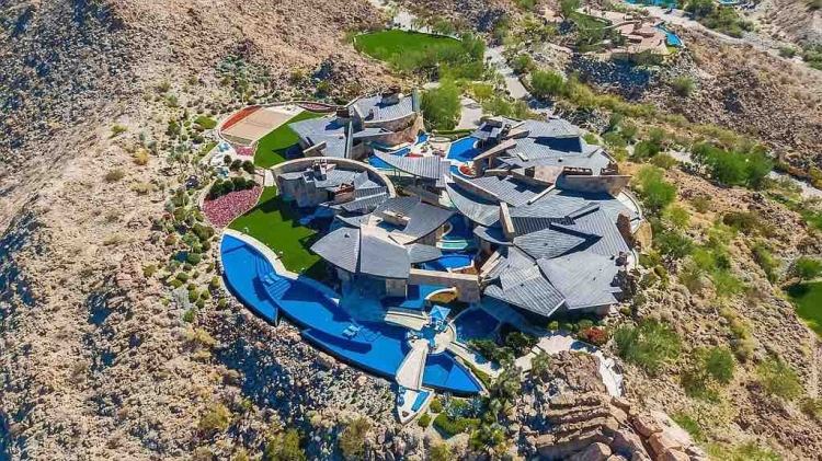 Esta espectacular mansión en Palm Desert con una enorme galería de coches y acuario de tiburones se vendió por 42 millones de dólares