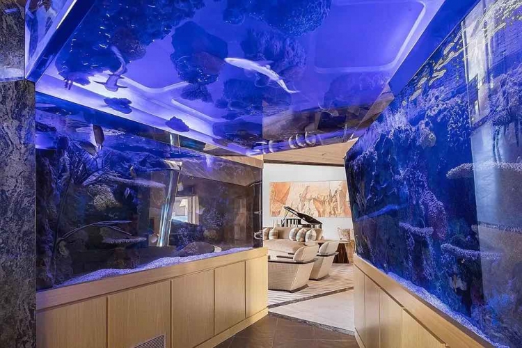 Esta espectacular mansión en Palm Desert con una enorme galería de coches y acuario de tiburones se vendió por 42 millones de dólares