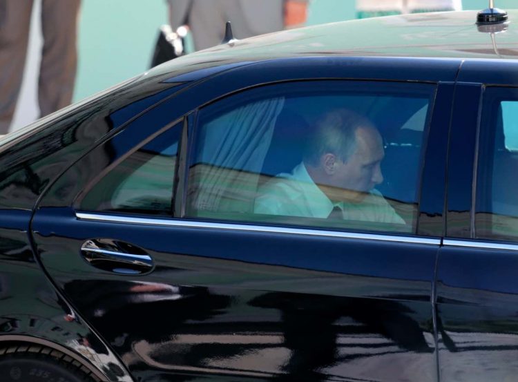 Vladimir Putin en una limusina blindada.