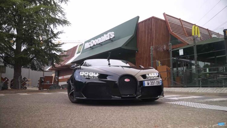 El Bugatti Chiron Super Sport apenas cabe en el drive-thru de McDonald's