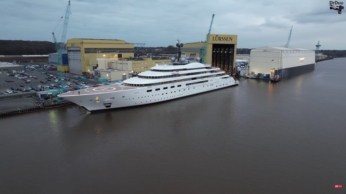 Las autoridades europeas se esfuerzan por encontrar al propietario de este barco de 525 pies de largo.