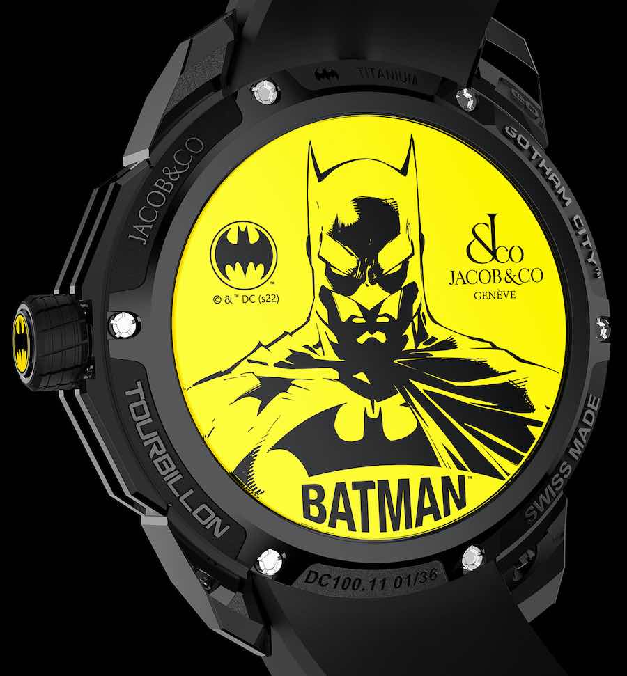 El fondo de la caja del DLC negro está cubierto con un dibujo del fabricante, un diseño de Batman grabado con láser, y las habituales firmas de la marca y de los cómics DC.