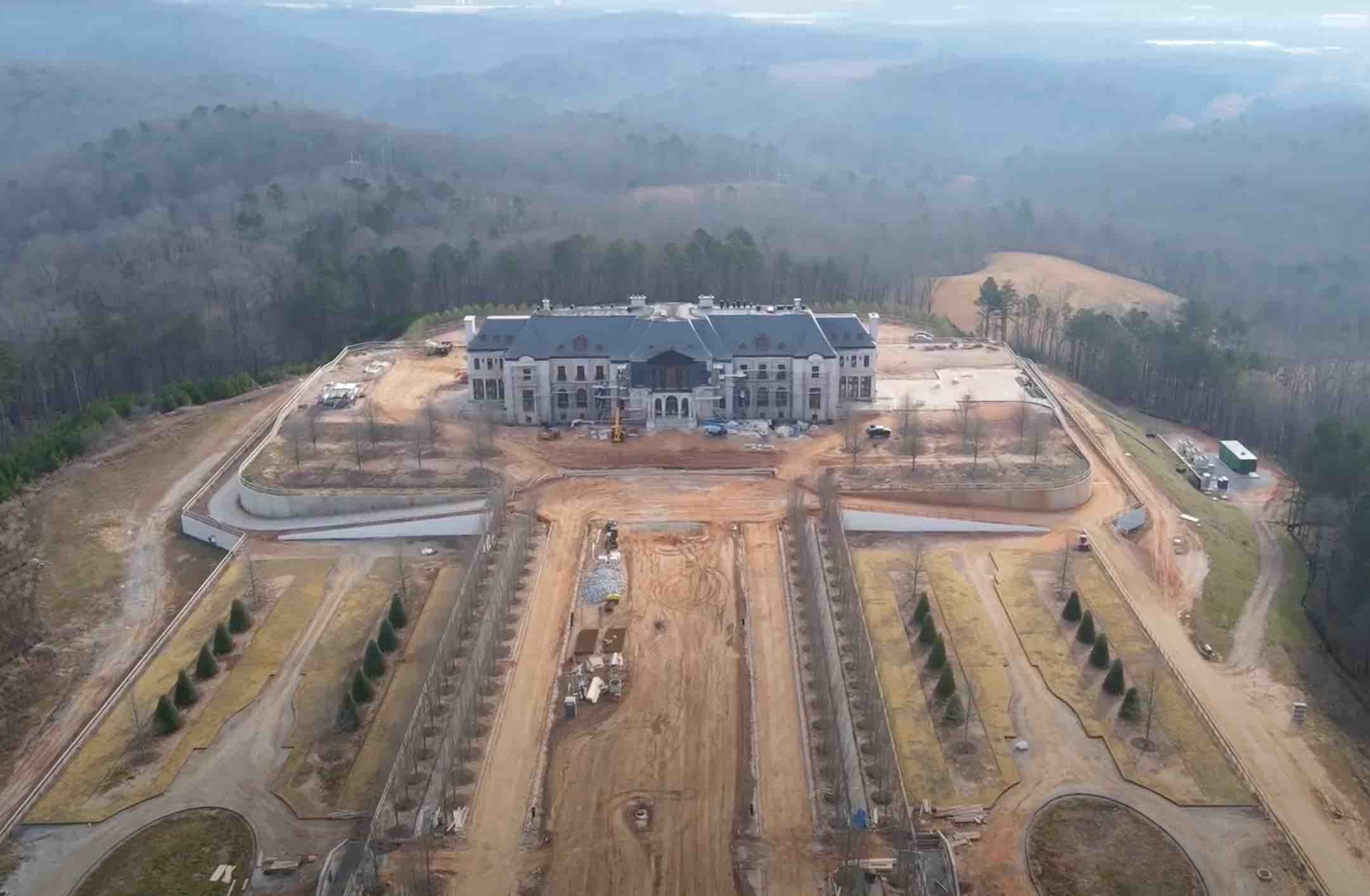 Vea la enorme mega mansión que Tyler Perry está construyendo en más de 1.000 acres privados en Georgia