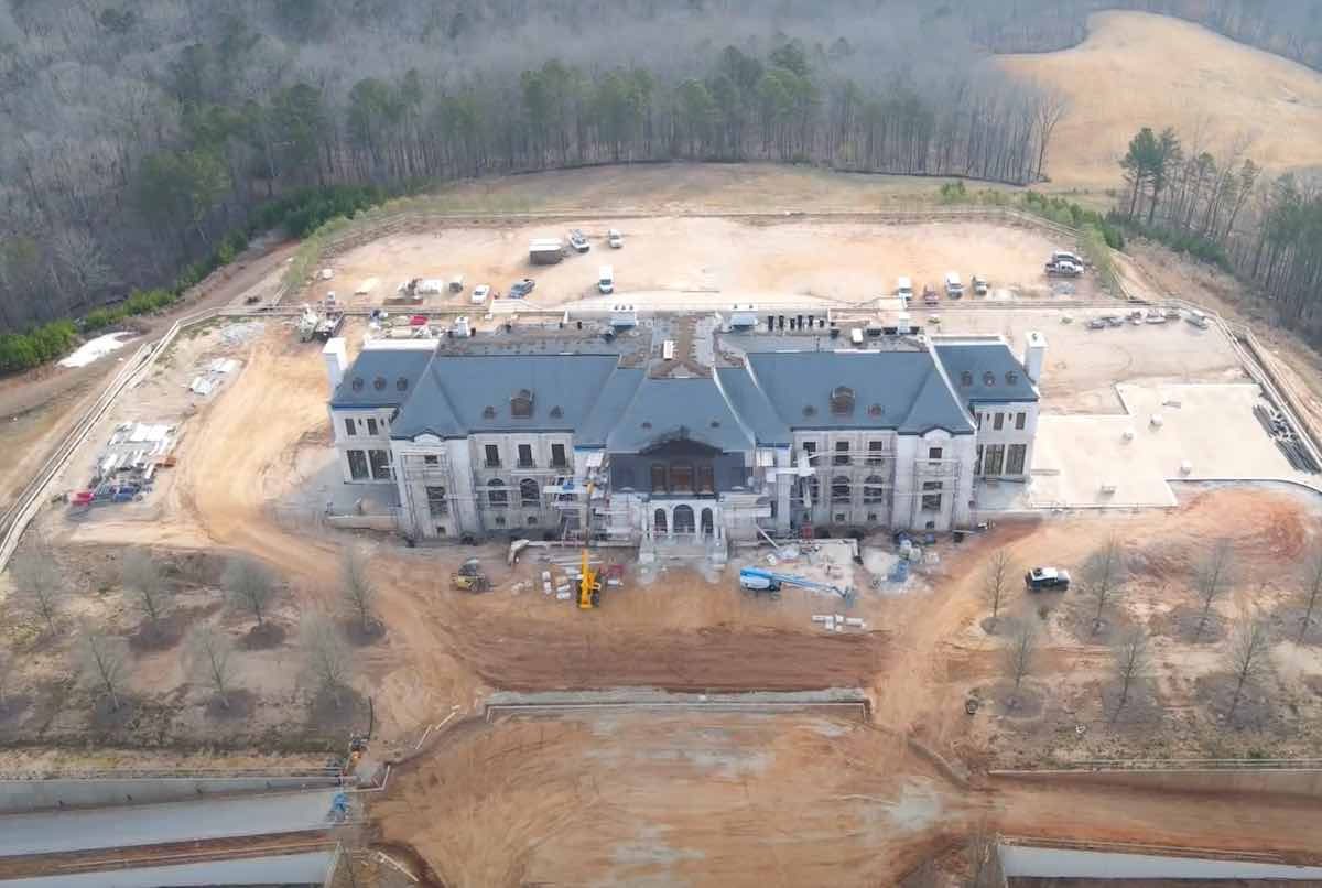 Vea la enorme mega mansión que Tyler Perry está construyendo en más de 1.000 acres privados en Georgia