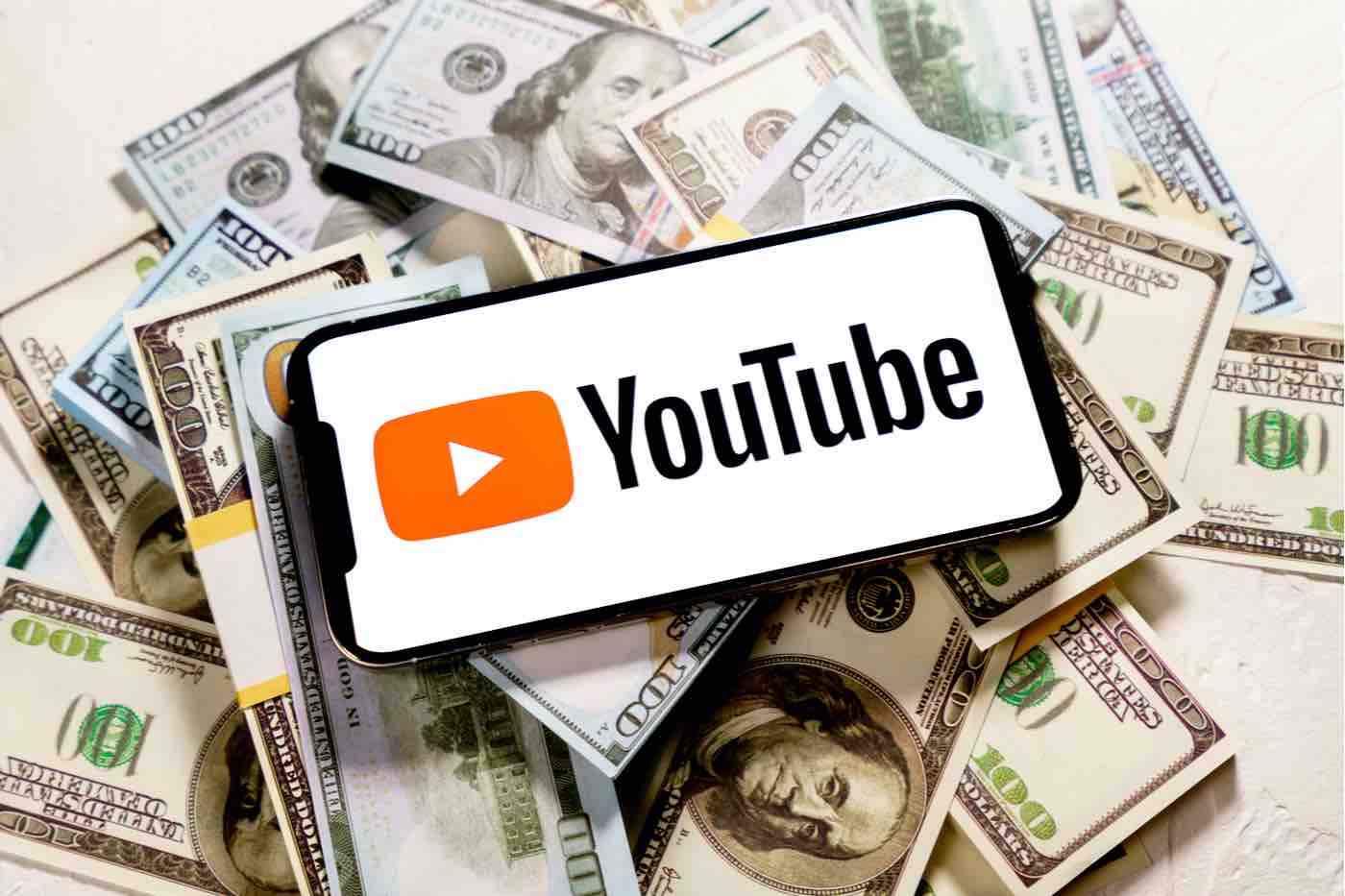 YouTube encima de dinero en efectivo