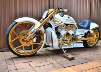 Confiscan esta alucinante Harley-Davidson chapada en oro y valorada en 1,5 millones de dólares en redada antidrogas