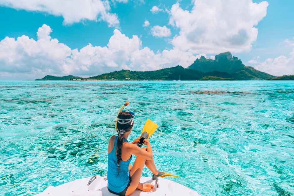 Buceo con esnórquel desde un yate de lujo en Tahití, la isla Bora Bora, Polinesia Francesa.