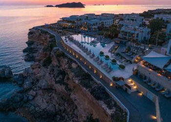 7Pines Resort Ibiza: Placeres veraniegos en el corazón del Mediterráneo