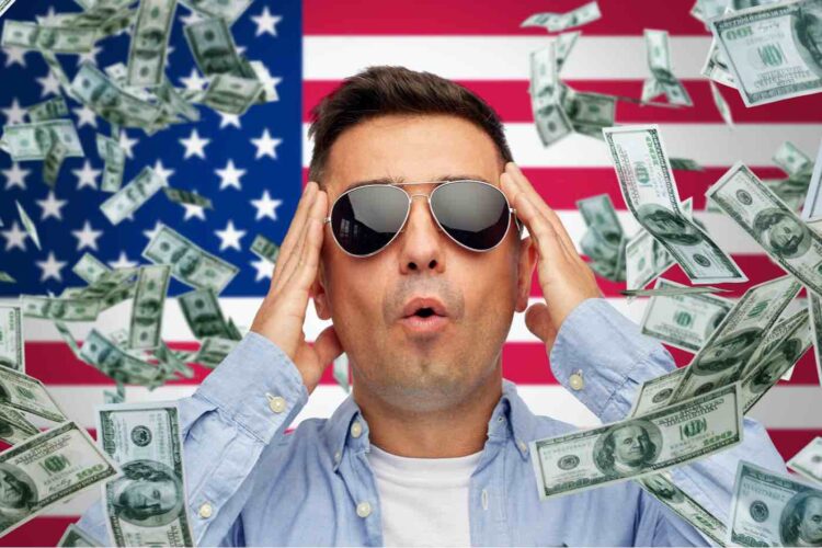 Hombre latino con gafas de sol sobre la bandera americana con dinero en dólares cayendo al fondo.