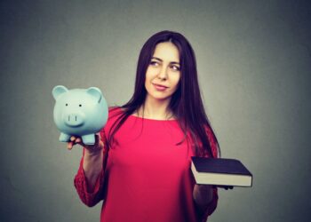 Mujer con libro y una alcancía en la mano