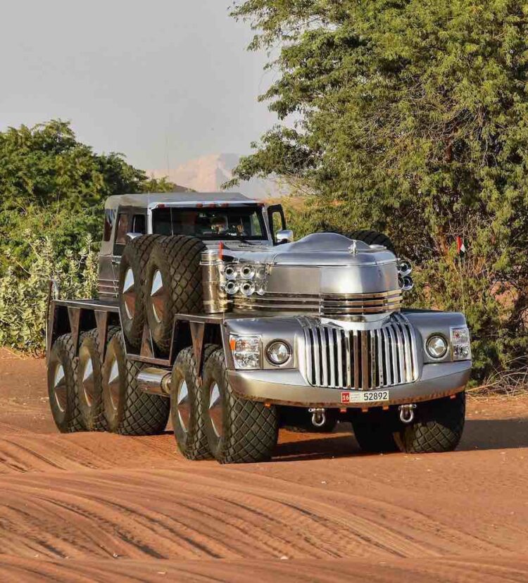 Jeque multimillonario de Abu Dhabi posee el SUV más salvaje y más grande del mundo - ¡Tiene 10 ruedas y pesa 24 toneladas!