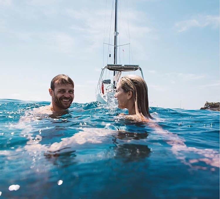 Esta pareja renunció a sus empleos y vendieron su casa para viajar por el mundo entero en un pequeño velero