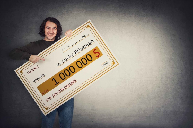 Hombre con un cheque bancario ganador de la lotería. Jackpot de un millón de dólares.