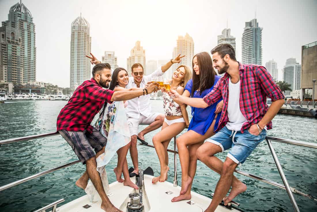 Grupo de jóvenes fiestando en un yate de lujo en Dubai