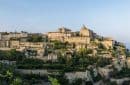Hotel “La Bastide de Gordes”: ULTRA lujoso castillo ancestral construido a la orilla de un acantilado