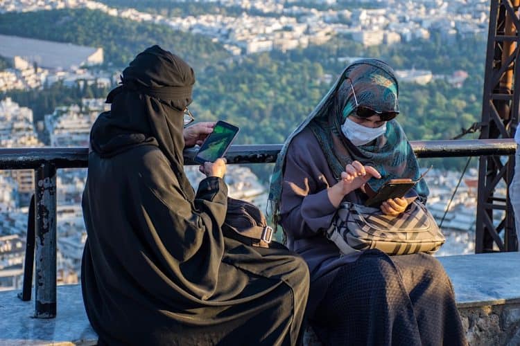 Mujeres musulmanas usando el traje tradicional
