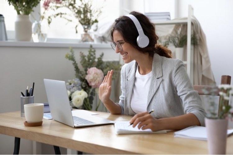 Mujer con auriculares, curso educativo en línea, enseñanza en la computadora portátil.