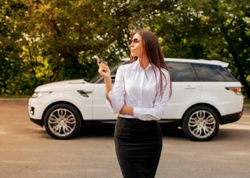 Mujer exitosa dueña de una Range Rover