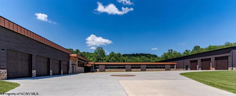 Escuela primaria convertida en casa de lujo con cancha de baloncesto bajo techo a la venta por $2,37 millones