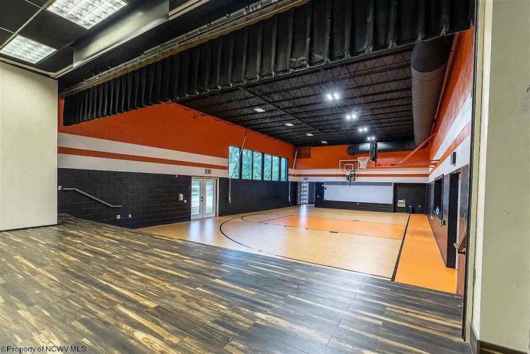 Escuela primaria convertida en casa de lujo con cancha de baloncesto bajo techo a la venta por $2,37 millones