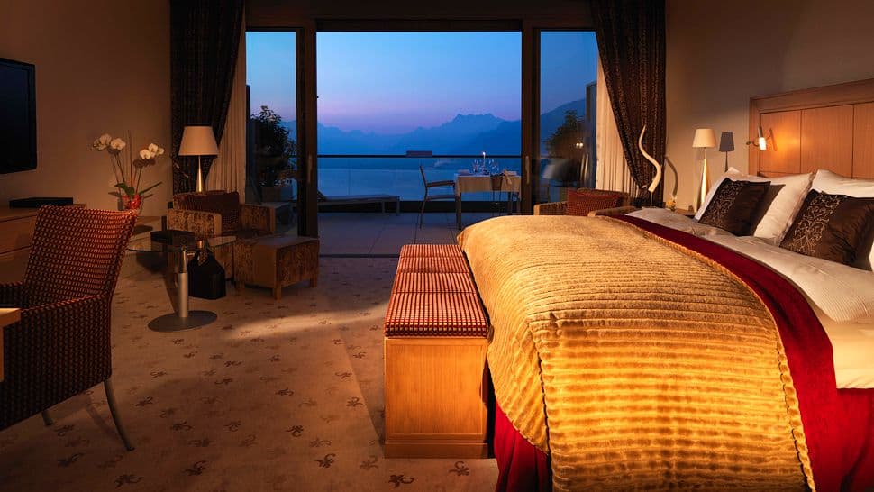 Relajarse en la exclusividad del lujo moderno de la Riviera Suiza
